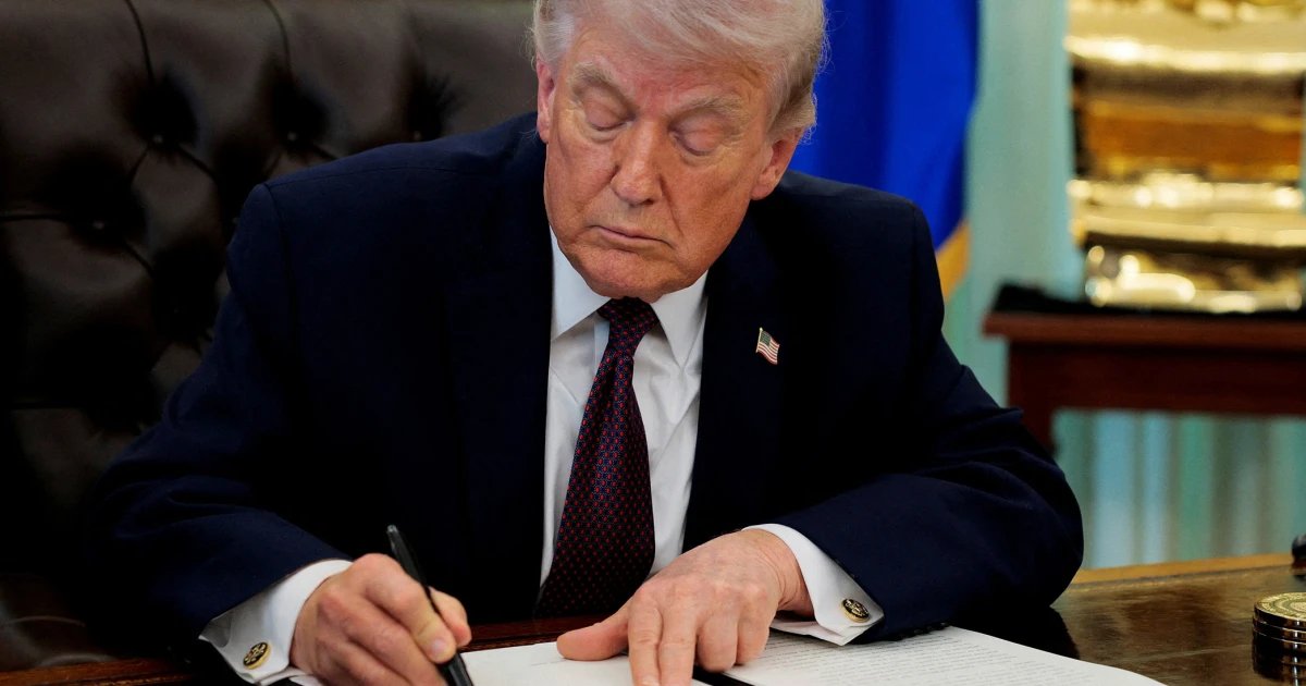 Trump signs memo directing DHS to pay all employees during shutdown