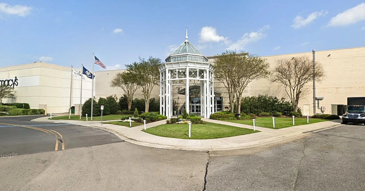 10 people injured in Mall of Louisiana shooting, suspects still at large