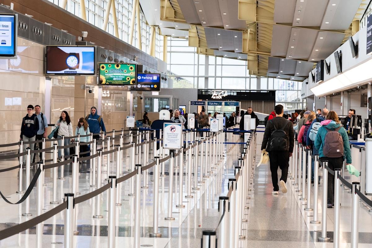 The United app adds airport security wait times after lines return to normal