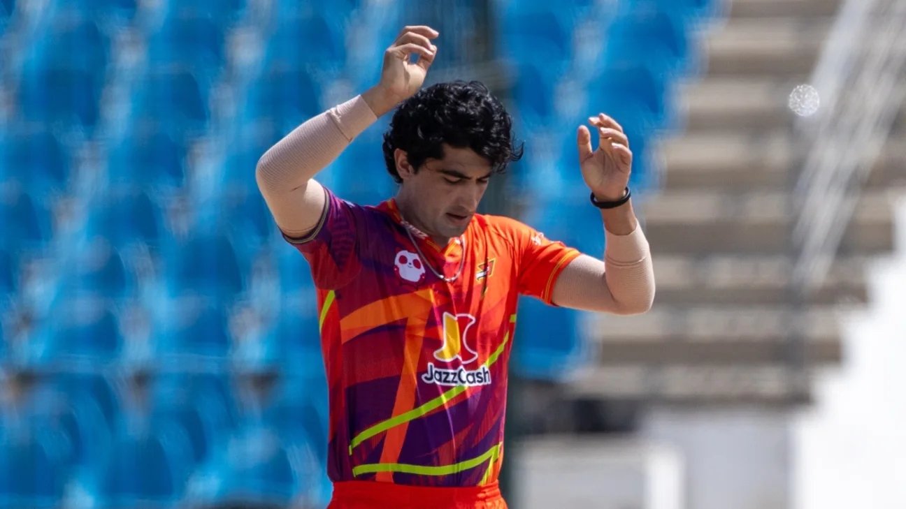 PSL 2026 – Naseem Shah limps off after hurting his knee in the field