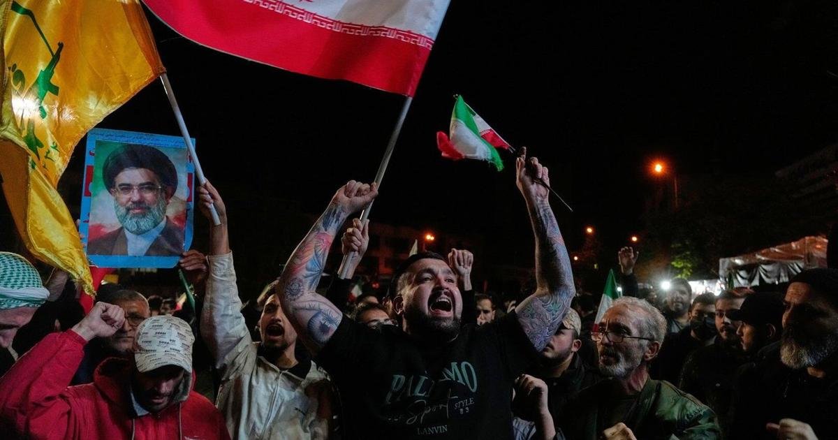 Ceasefire is threatened as Israel expands Lebanon strikes and Iran closes strait again