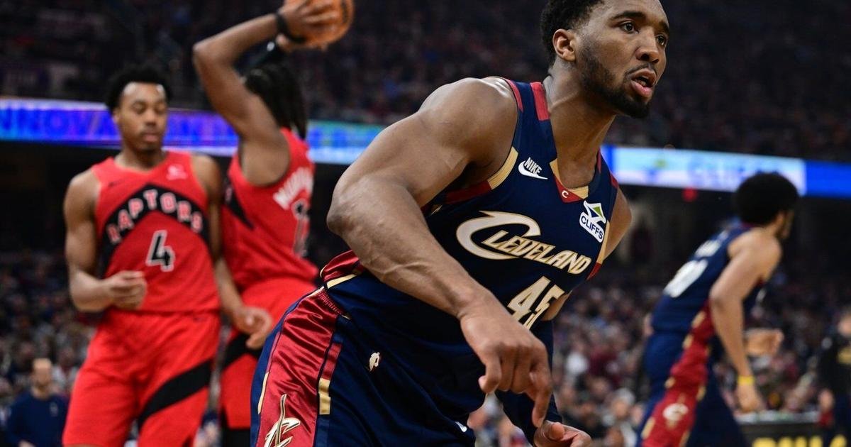 Cavaliers' Mitchell extends NBA-record streak of 30-point games to 9 in series openers