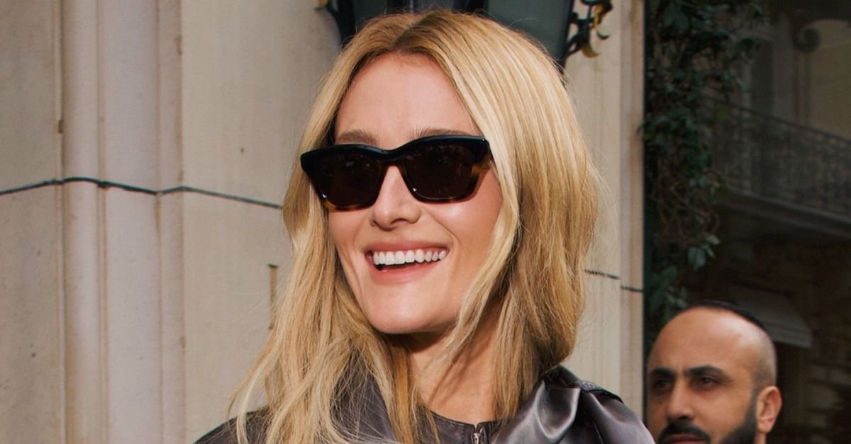 Sarah Pidgeon’s Airport Look Includes French Girl Jeans and Flats