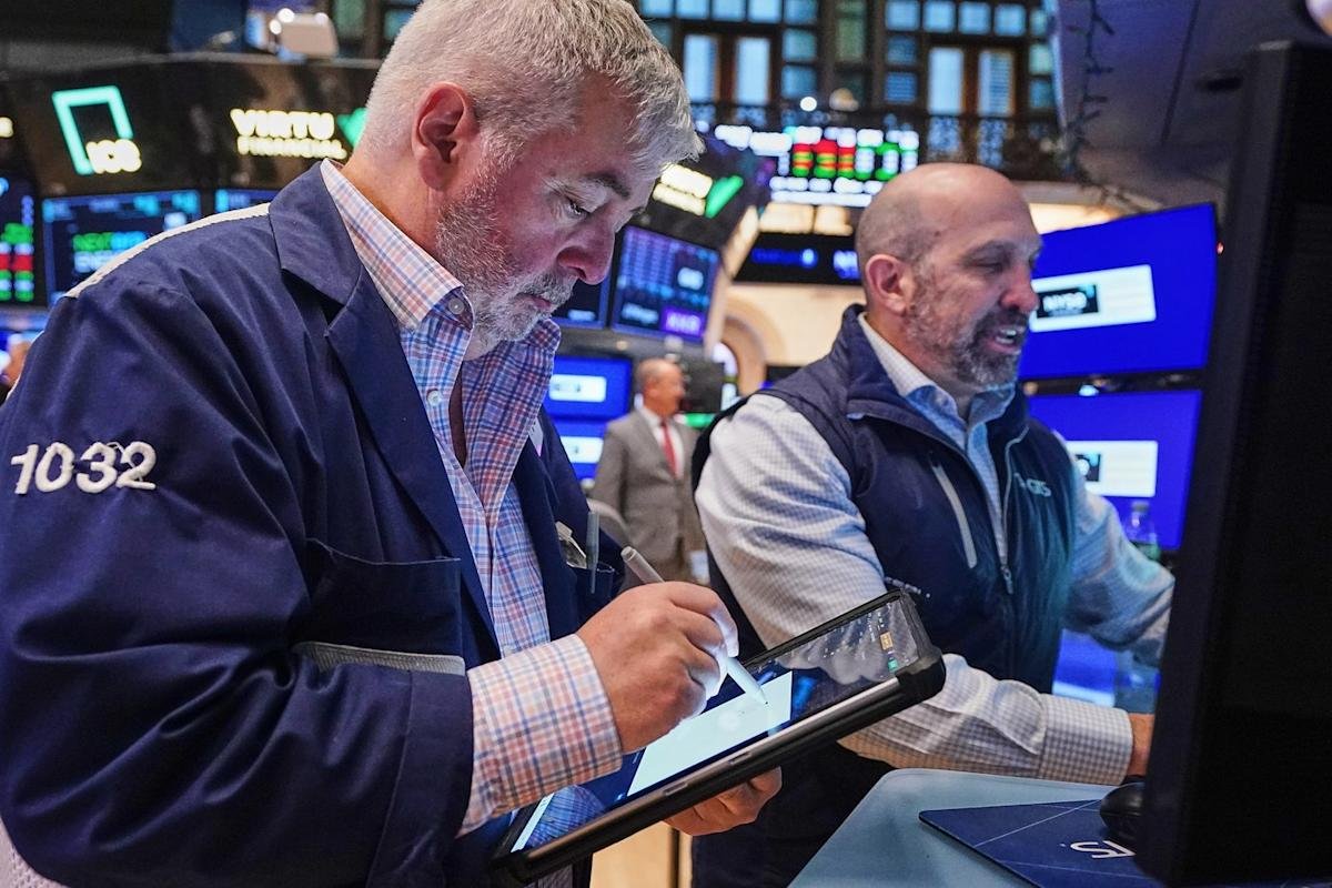 Sinking AI stocks and rising oil prices weigh on Wall Street