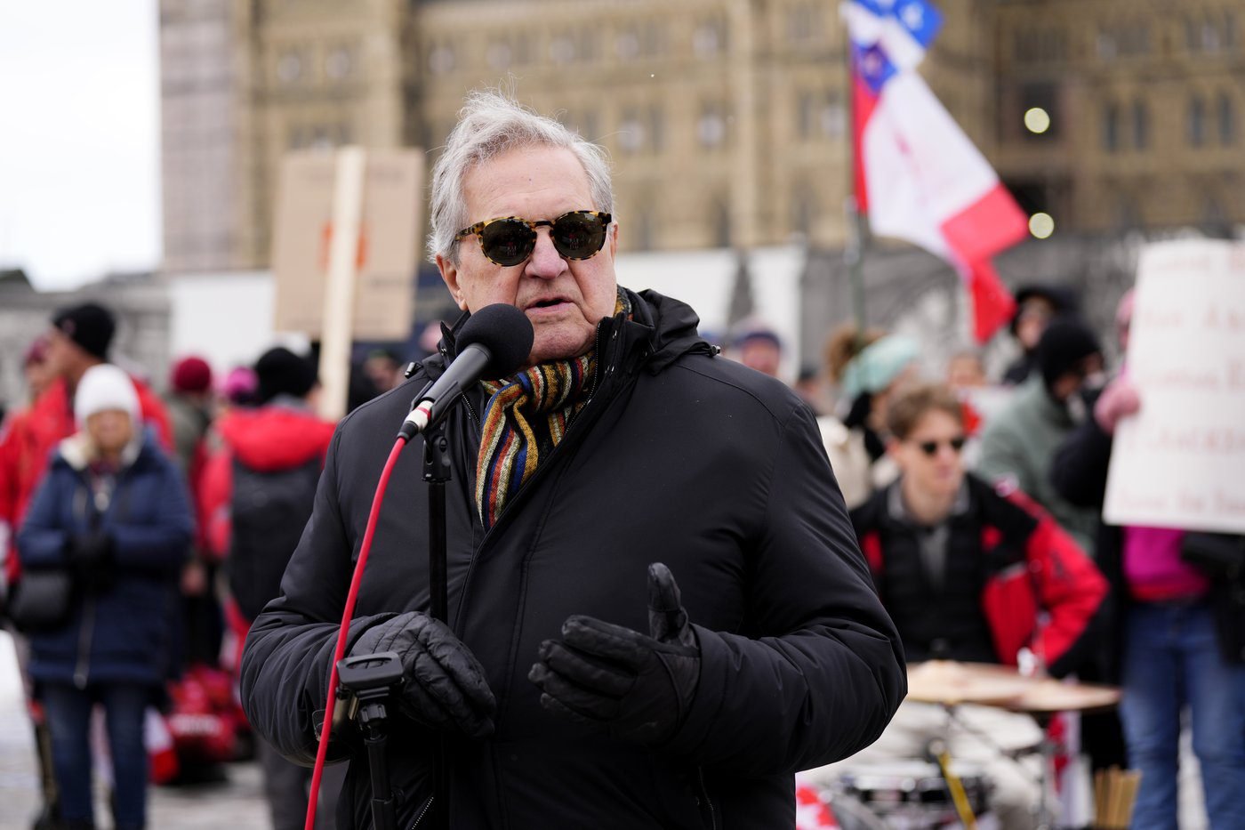 Axworthy, Rock call on foreign affairs minister to do more to safeguard arms exports
