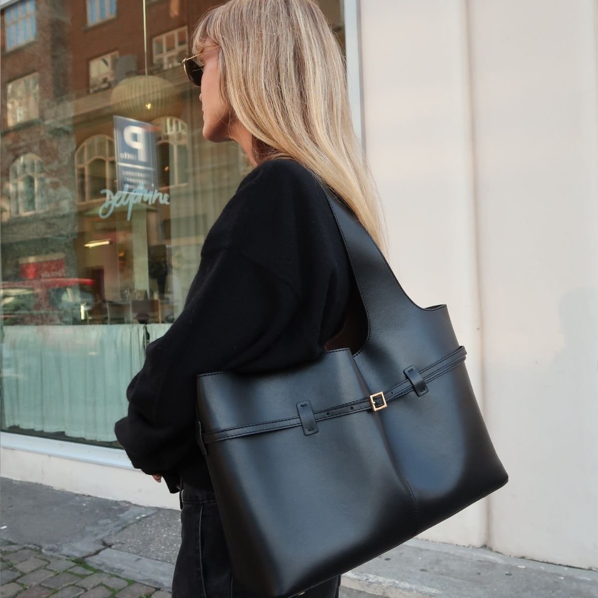 Parisian Women Are Carrying This Understated Bag On Repeat