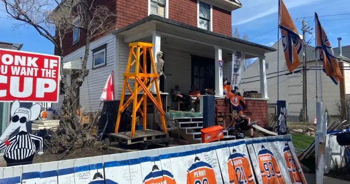 Items stolen from Edmonton Oilers fan’s fence shrine – Edmonton