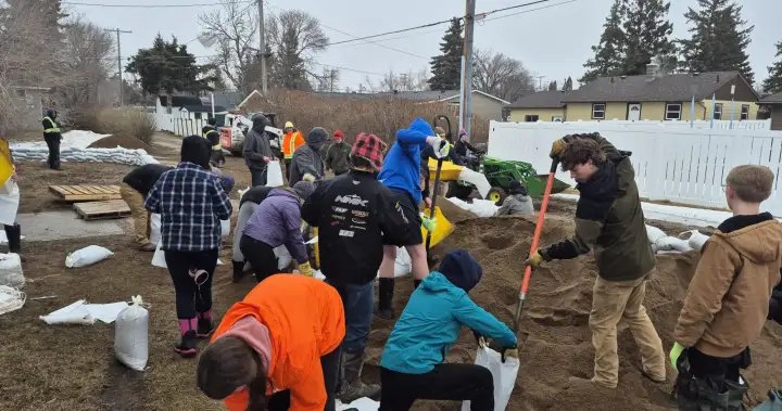 Saskatchewan community comes together to fight rising waters
