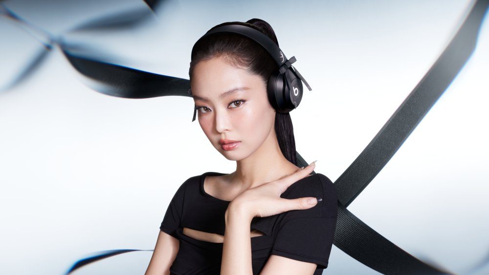 Blackpink’s Jennie and Beats Hit Replay With All-black Headphones and Unreleased Track