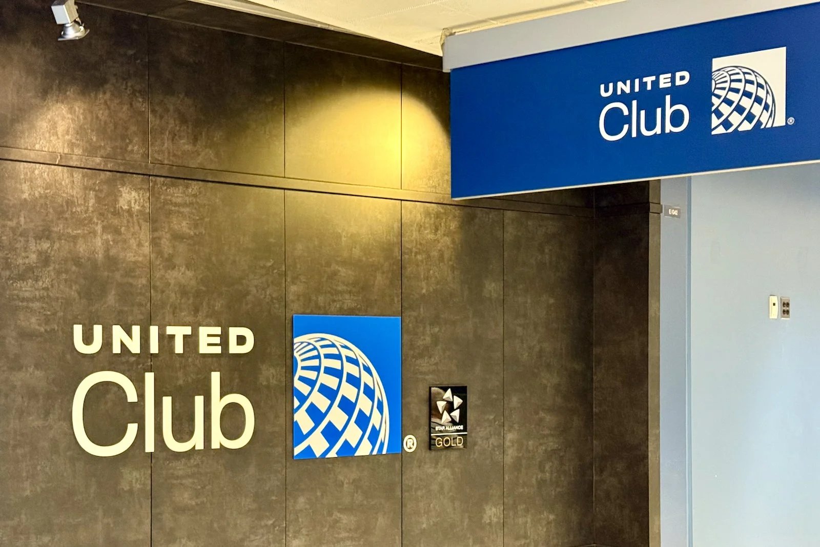 United eyes huge Houston lounge, teases ‘even bigger’ Dulles club