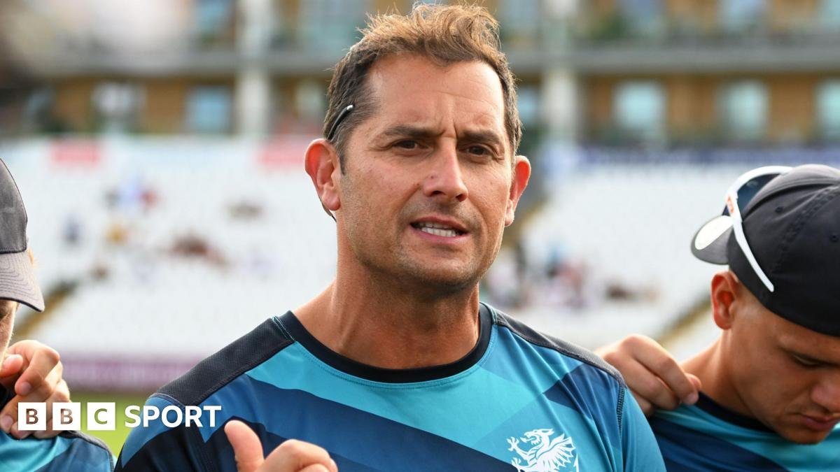 Jason Kerr: Somerset head coach signs new contract