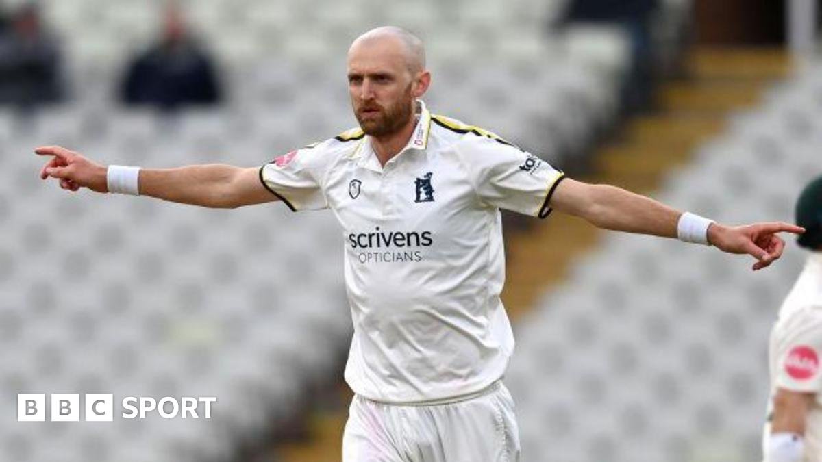 Olly Hannon-Dalby: Worcestershire sign Warwickshire seamer on loan amid Beyers Swanepoel uncertainty