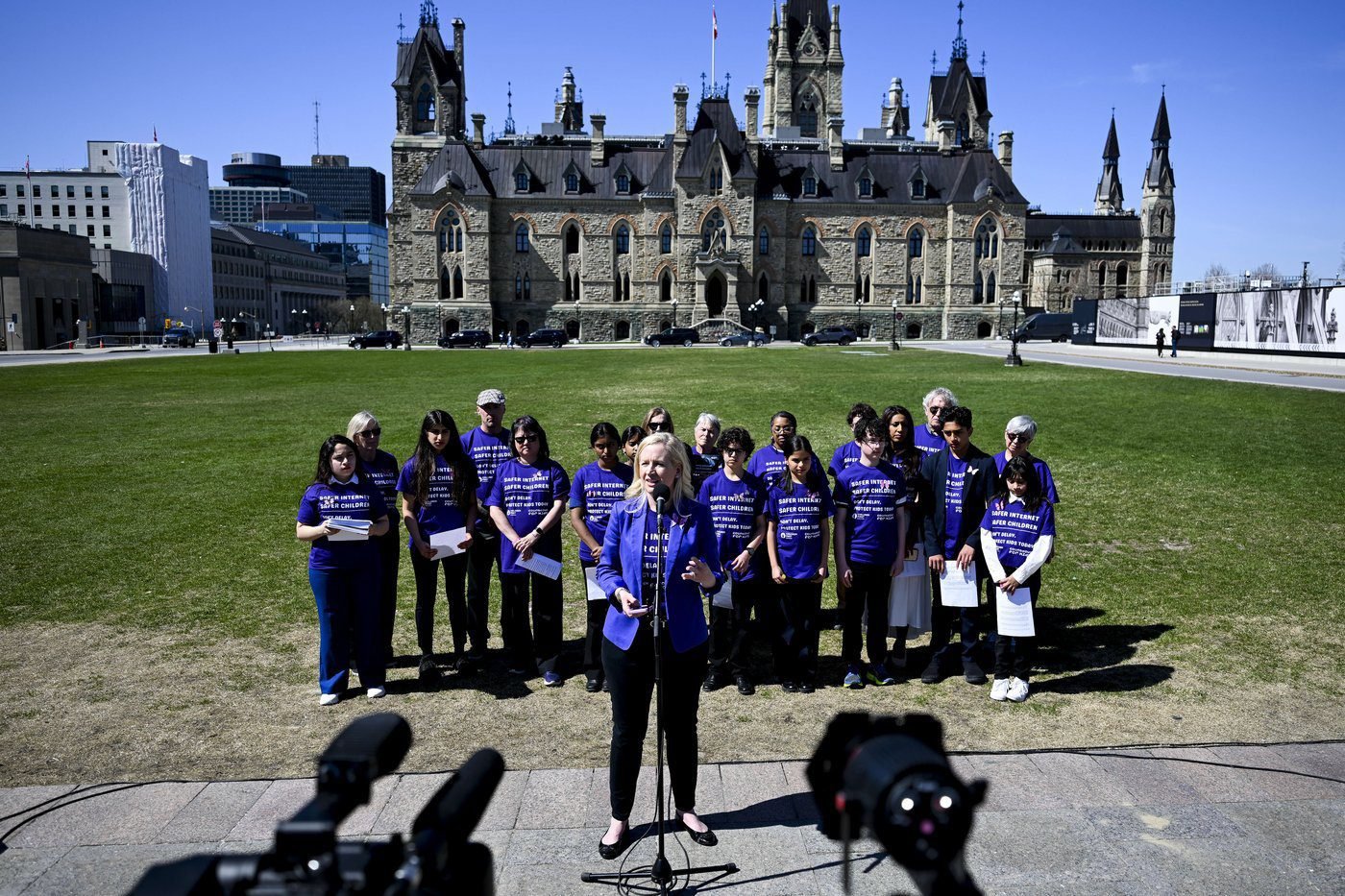 Parents who don’t allow kids to have smartphones say social media ban would ease their minds