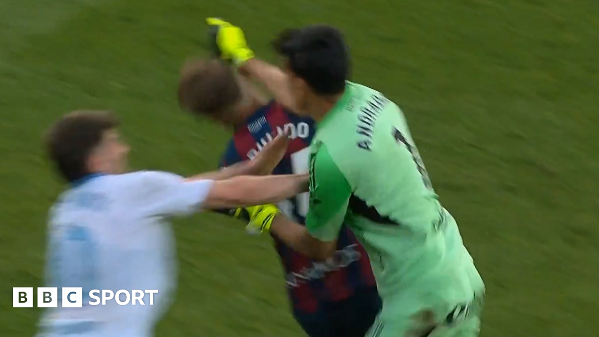 Esteban Andrada: Real Zaragoza goalkeeper punches Huesca player