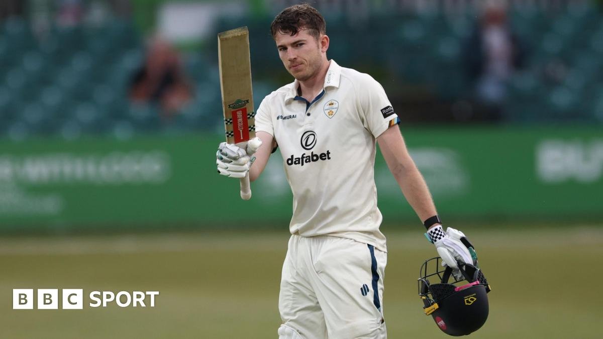 County Championship: Derbyshire make huge total against Worcestershire
