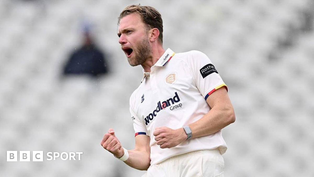 County Championship: Sam Cook haul helps set up Essex run chase at Warwickshire