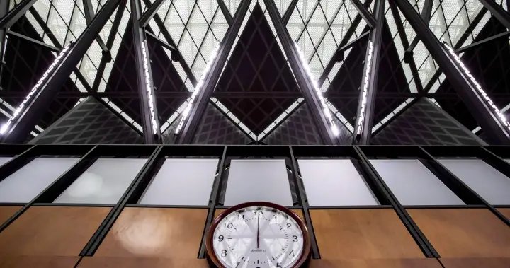 As Alberta moves to end time changes, other provinces weigh options