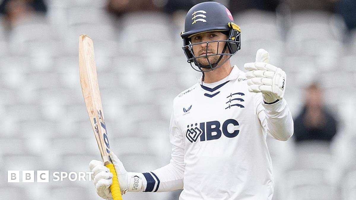 County Championship: Leus du Plooy puts Middlesex on top against Gloucestershire