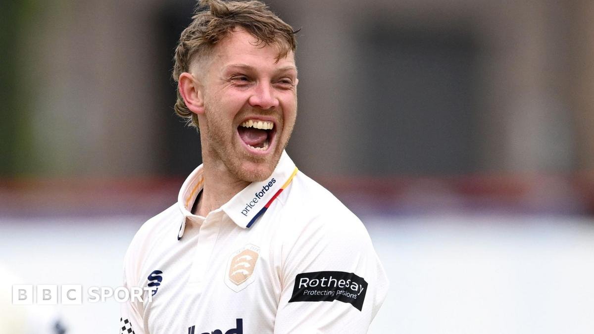 County Championship: Essex bowlers dominate against Warwickshire