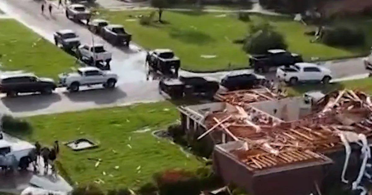 Texas tornado levels homes and injures five people