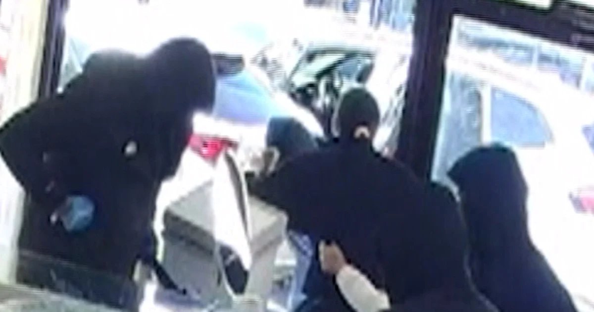 Video captures jewelry store robbery in New Jersey