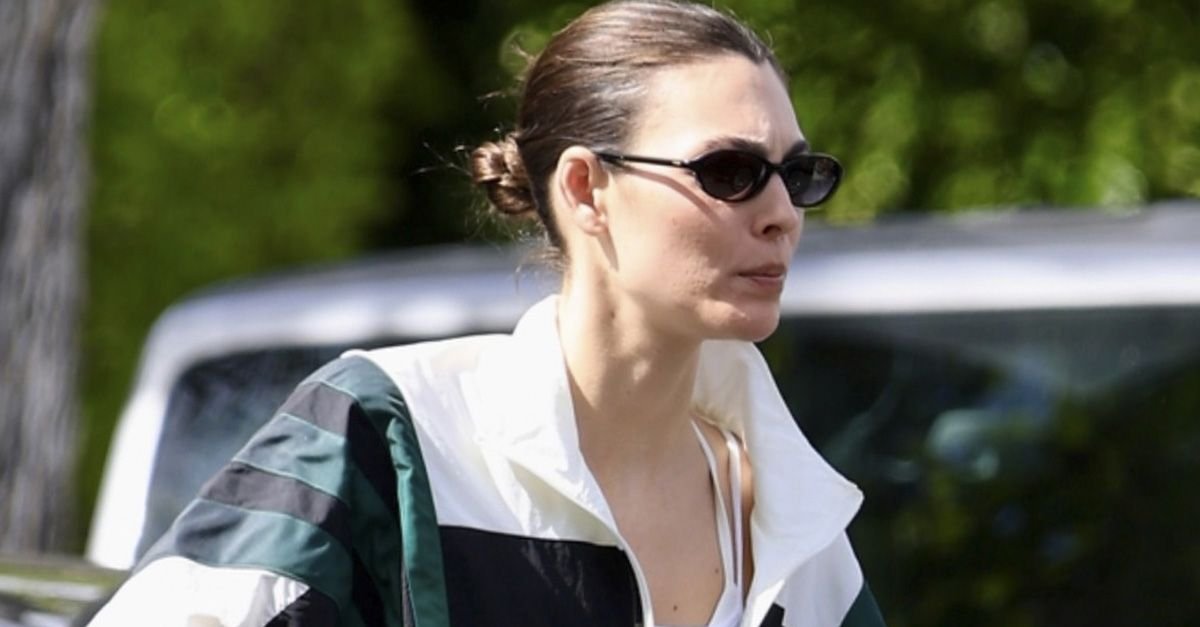 The Legging Trend to Wear With White Sneakers in 2026