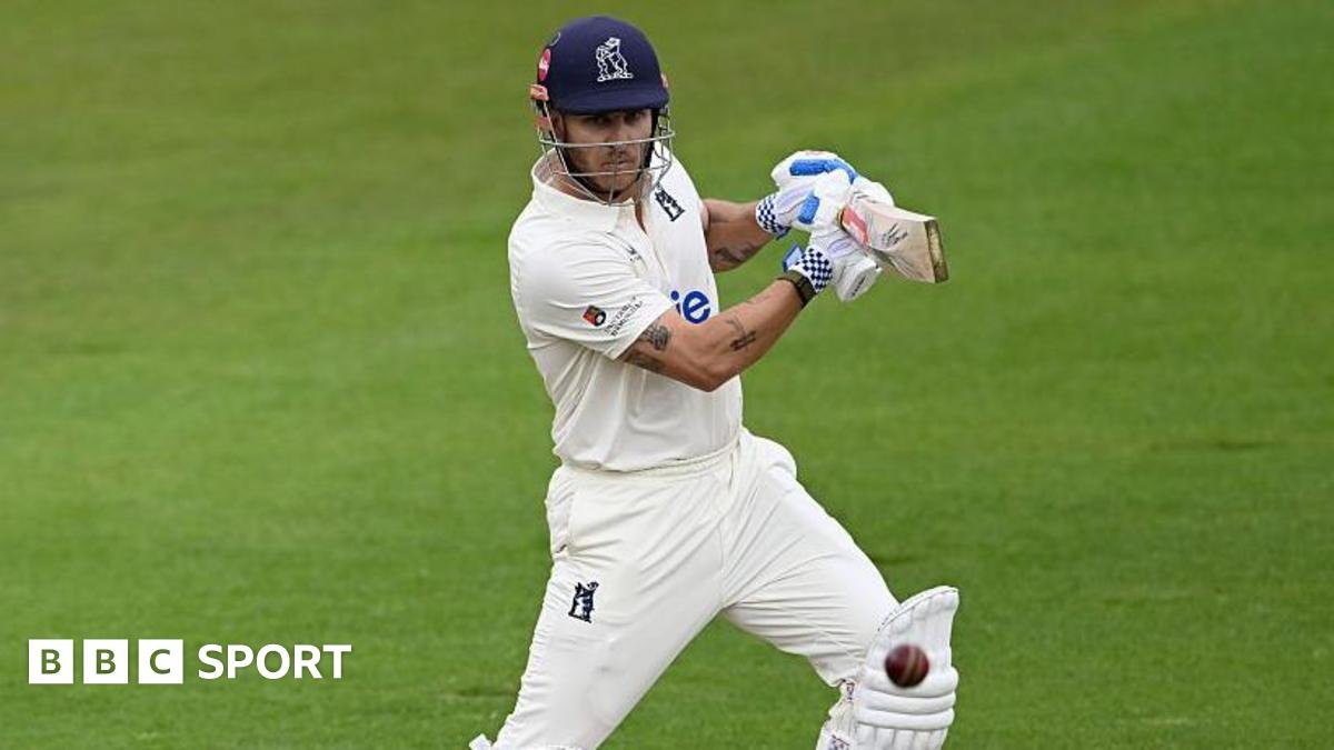 County Championship: Warwicks take hard-fought initiative against Essex