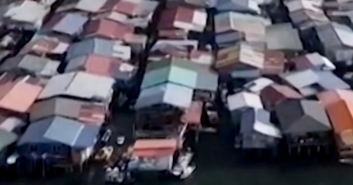 Fire in Malaysia displaces thousands of people