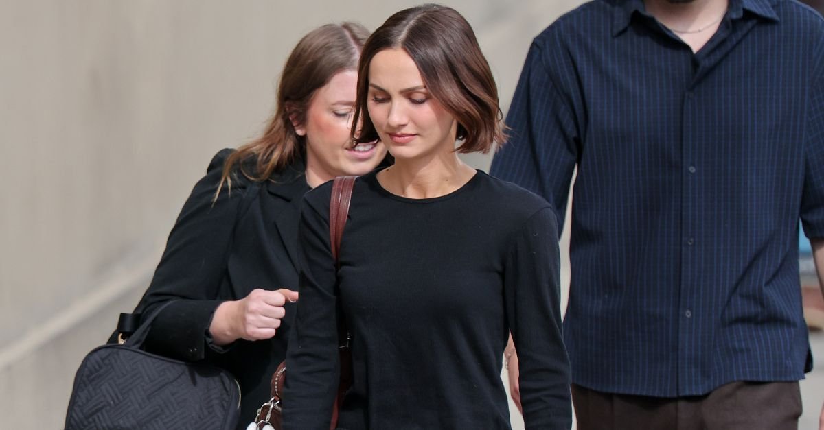 Baggy Jeans Chicest With the Heeled Ballerina Shoe Trend