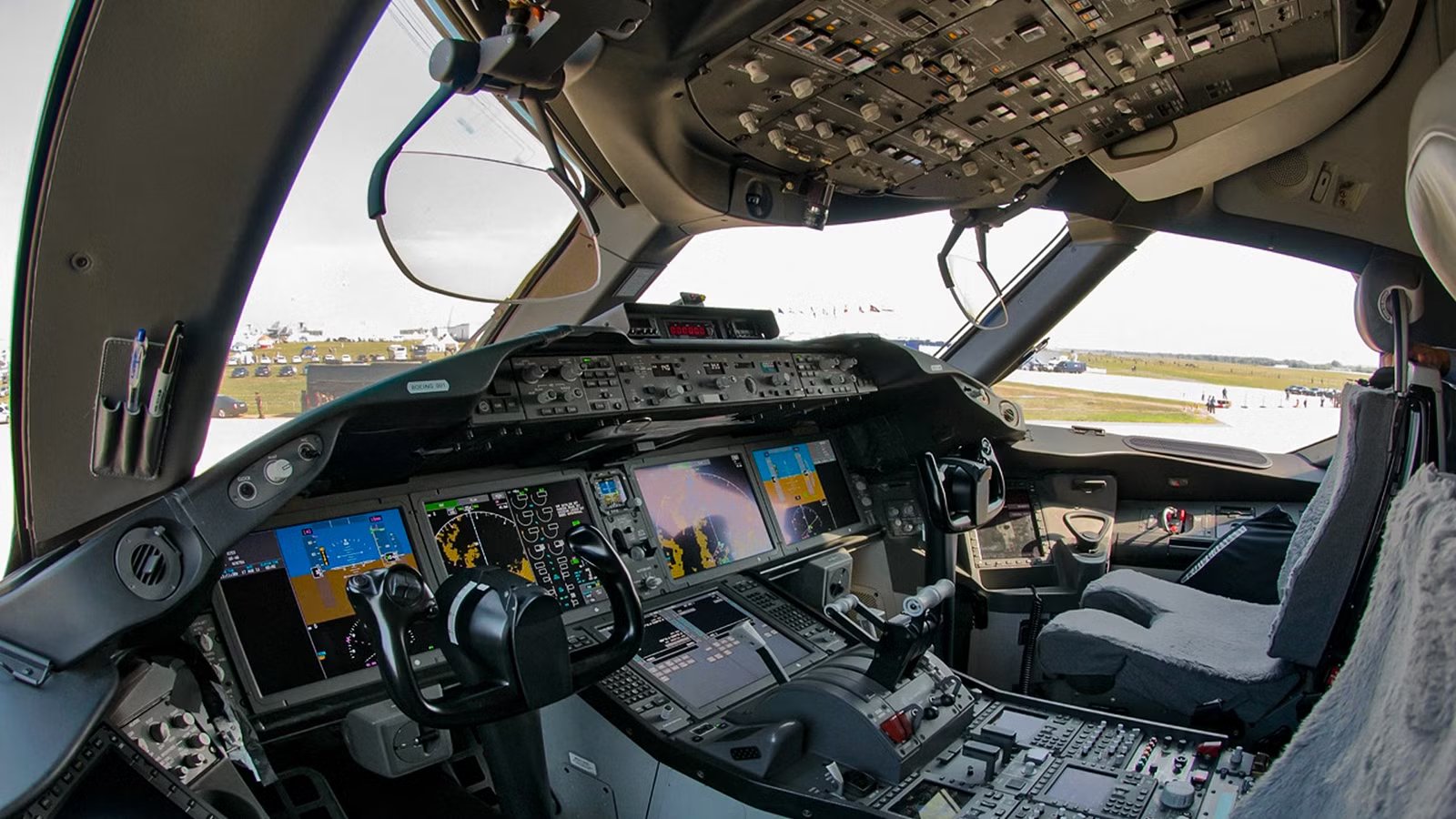 Here’s What Pilots Notice First When Switching Between The Airbus A350 & Boeing 787 Cockpits