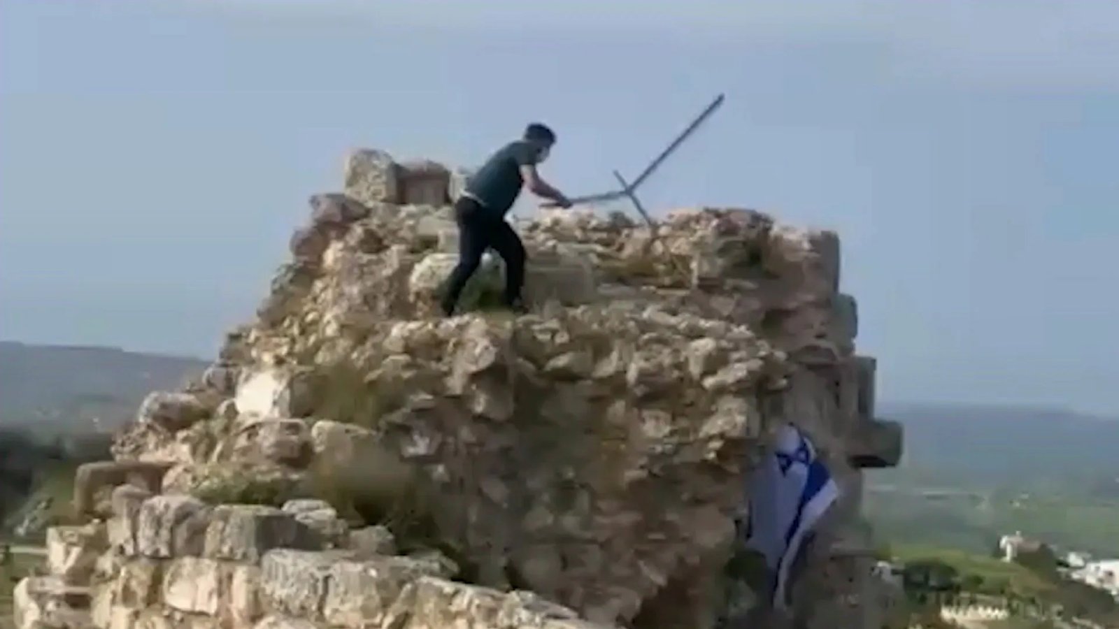 Lebanese man removes Israeli flag from castle in southern Lebanon | Newsfeed