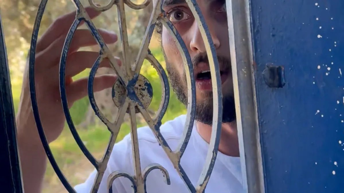 Israeli settler attacks Hebron activist’s home as soldier looks on | Occupied West Bank