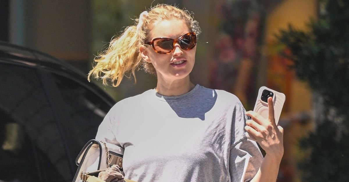 Elsa Wore Flip-Flops With 2026’s Richest Leggings Color