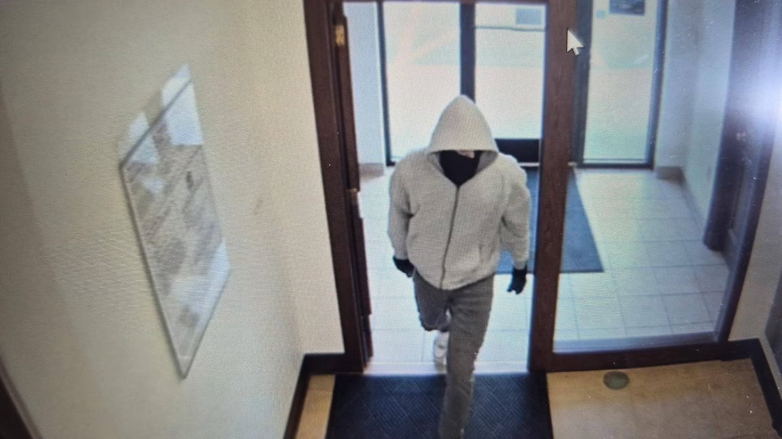 2 employees fatally shot in Kentucky bank robbery, search for suspect continues: State police