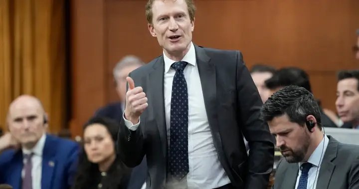 Minister says Ottawa is ‘very seriously’ considering youth social media ban – National