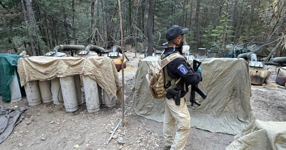 2 U.S. Embassy officials among 4 killed in car crash following drug lab raid in Mexico