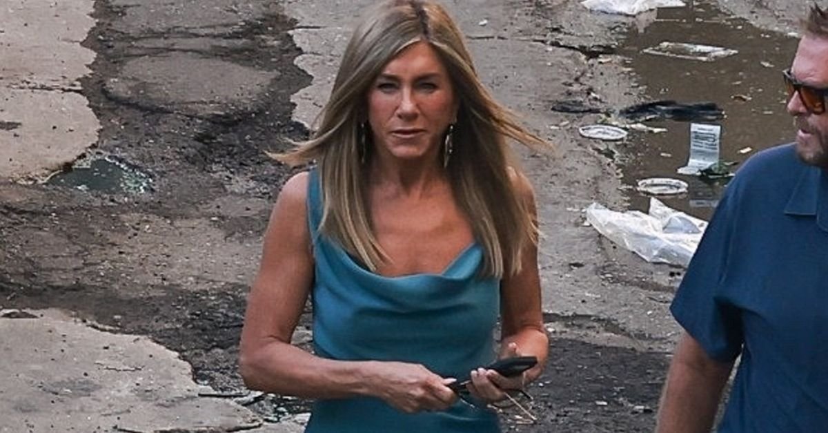 Jennifer Aniston Swapped Trainers for a ’90s Pair of Flip-Flops