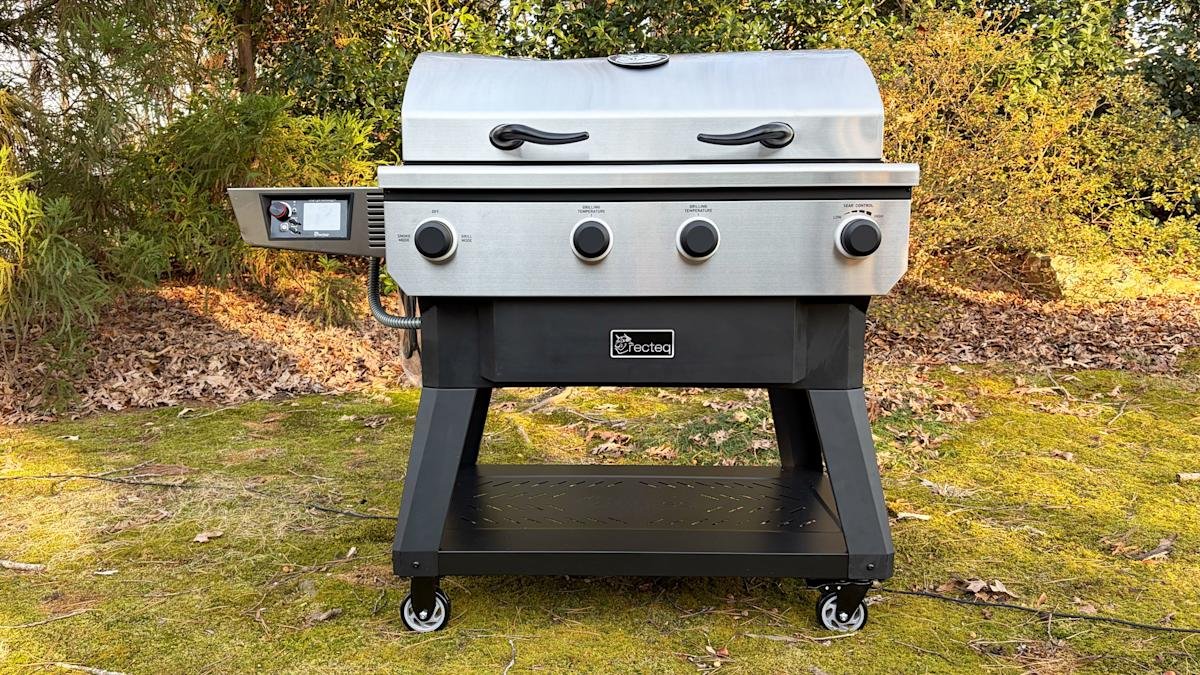 A smart grill that pulls double duty