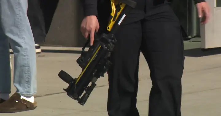 Calgary police briefly issue shelter-in-place order at Mount Royal University