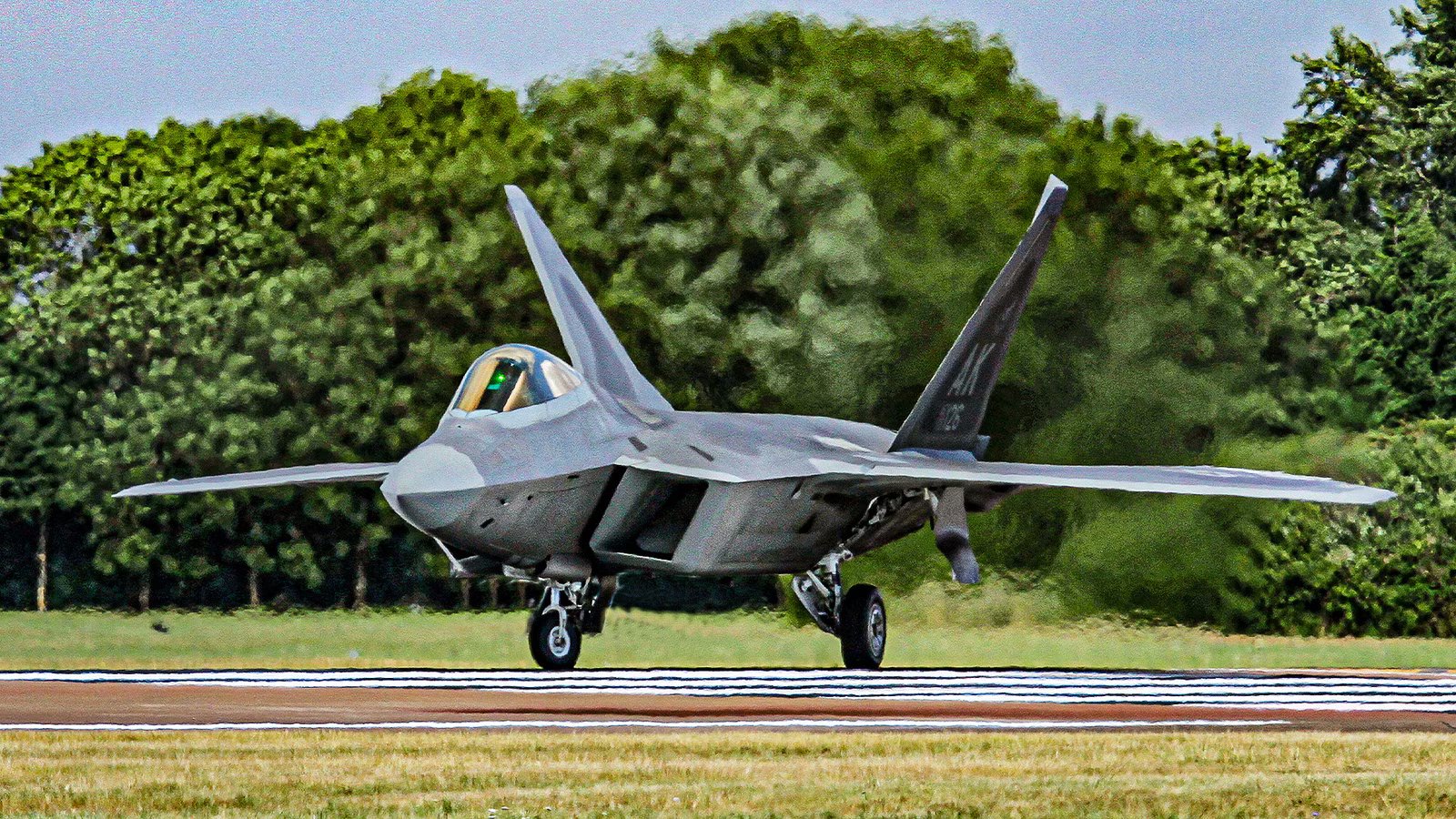 How The F-22 Raptor’s Cockpit Layout Supports Stealth Mission Awareness