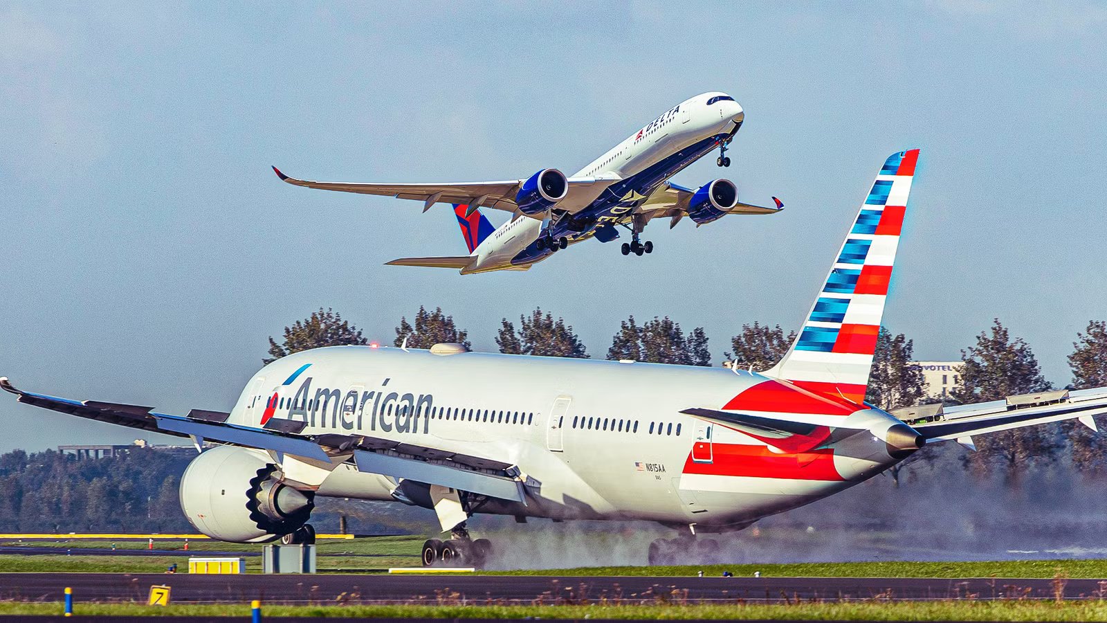 The Striking Differences Between The Airbus A350 & Boeing 787 Dreamliner