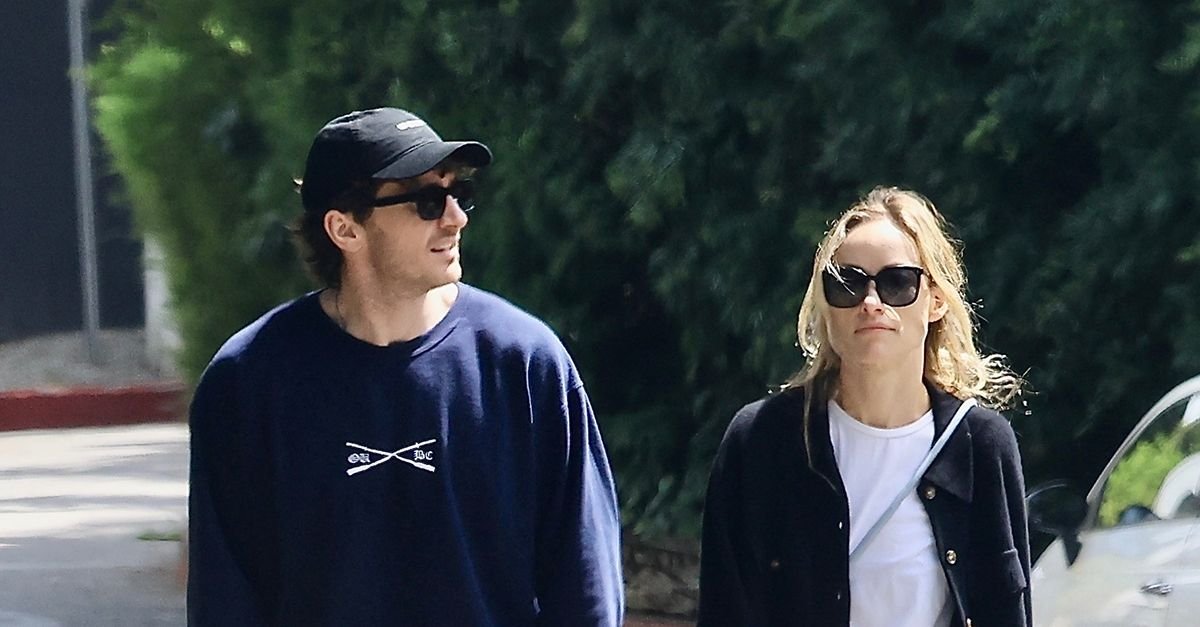 Olivia Wilde Just Wore Summer’s Coolest Sneaker Color Trend