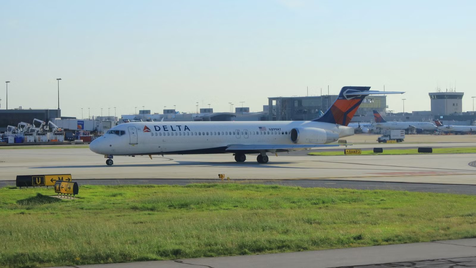 Delta Air Lines Boeing 717-200 Tire Blew Out On Takeoff, But Pilots Thought An Engine Failed