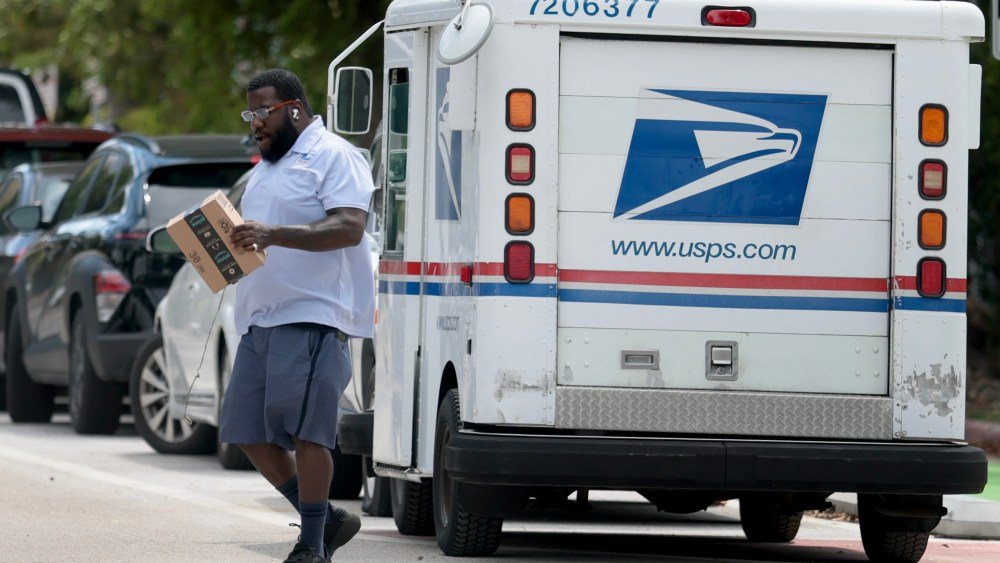 Amazon Keeps USPS Ties Intact With 20% Volume Cut