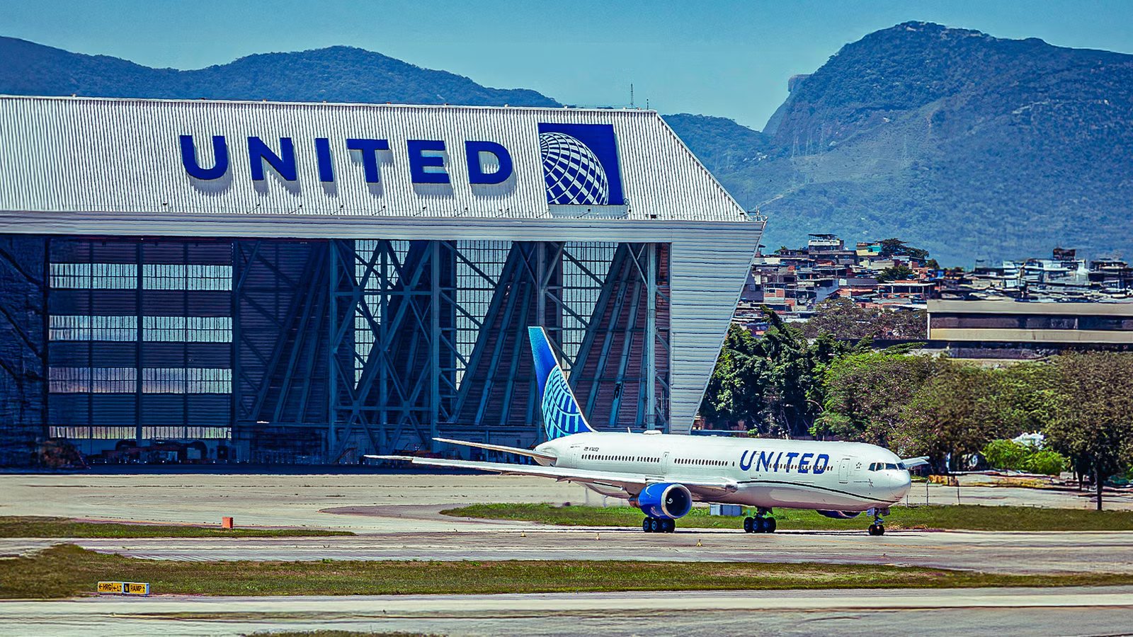 Too Low: United Airlines Boeing 767-400ER Collides With Bakery Truck & Light Pole In Newark