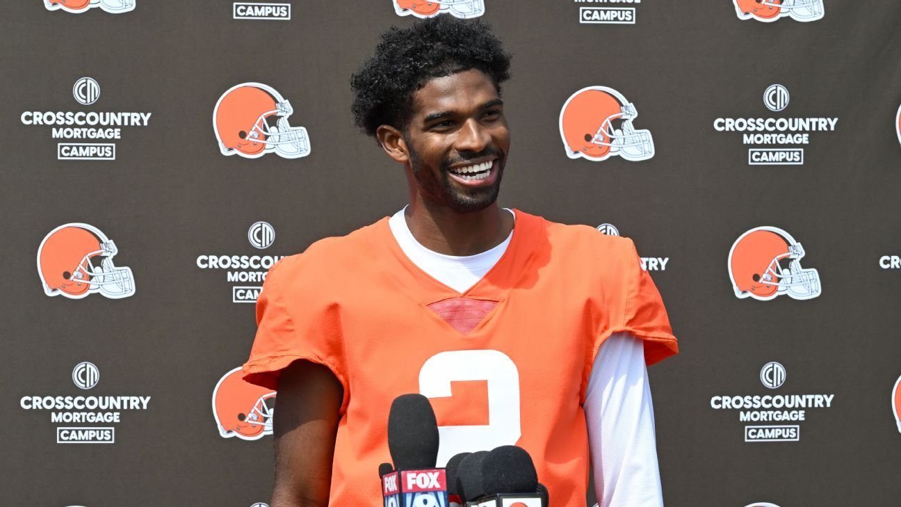 Shedeur Sanders graduates from Colorado, re-creates Deion photo