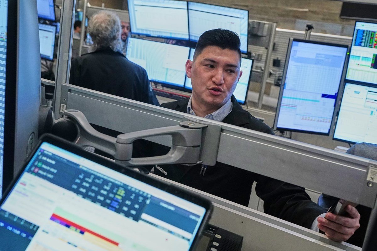 Tech stocks send S&P/TSX composite lower as U.S. stock markets rise