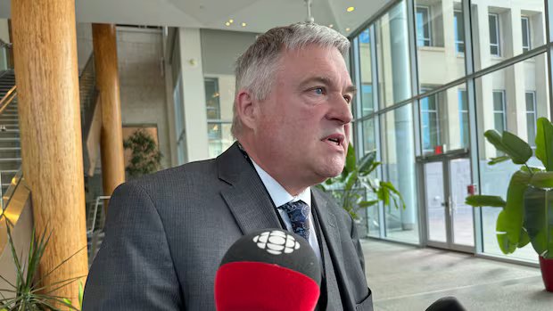 Alberta’s chief electoral officer wants pause on sharing electors list until law amended