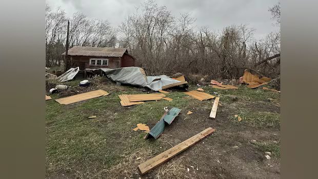 Fierce winds, dust storm cause chaos in southern Manitoba
