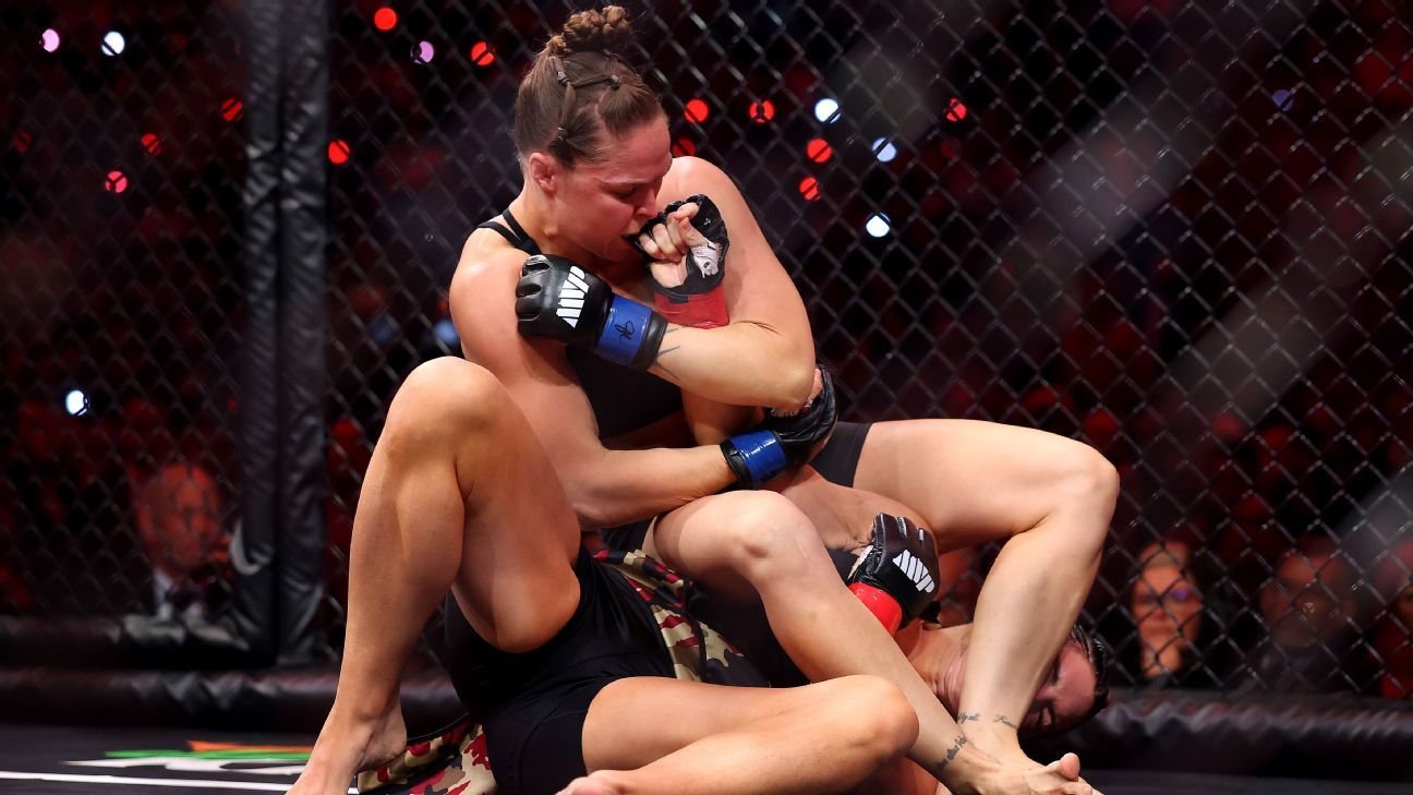Ronda Rousey submits Gina Carano by armbar in 17 seconds